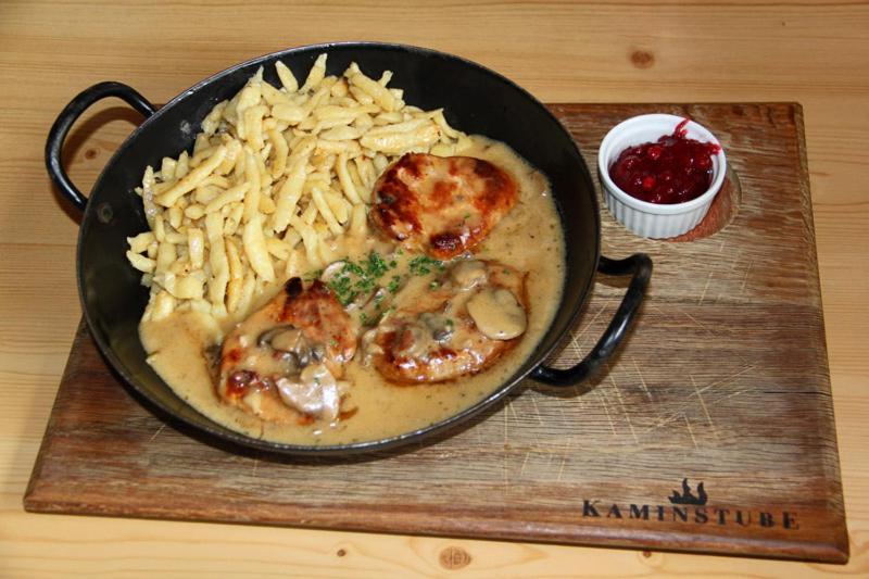 Hotel Garni - Restaurant Kaminstube 장크트안톤암아를베르크 외부 사진