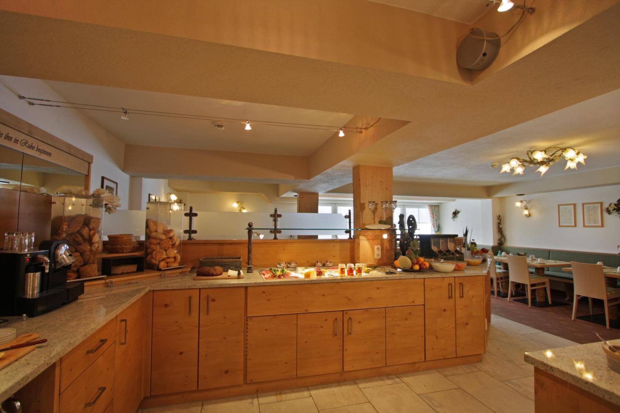 Hotel Garni - Restaurant Kaminstube 장크트안톤암아를베르크 외부 사진