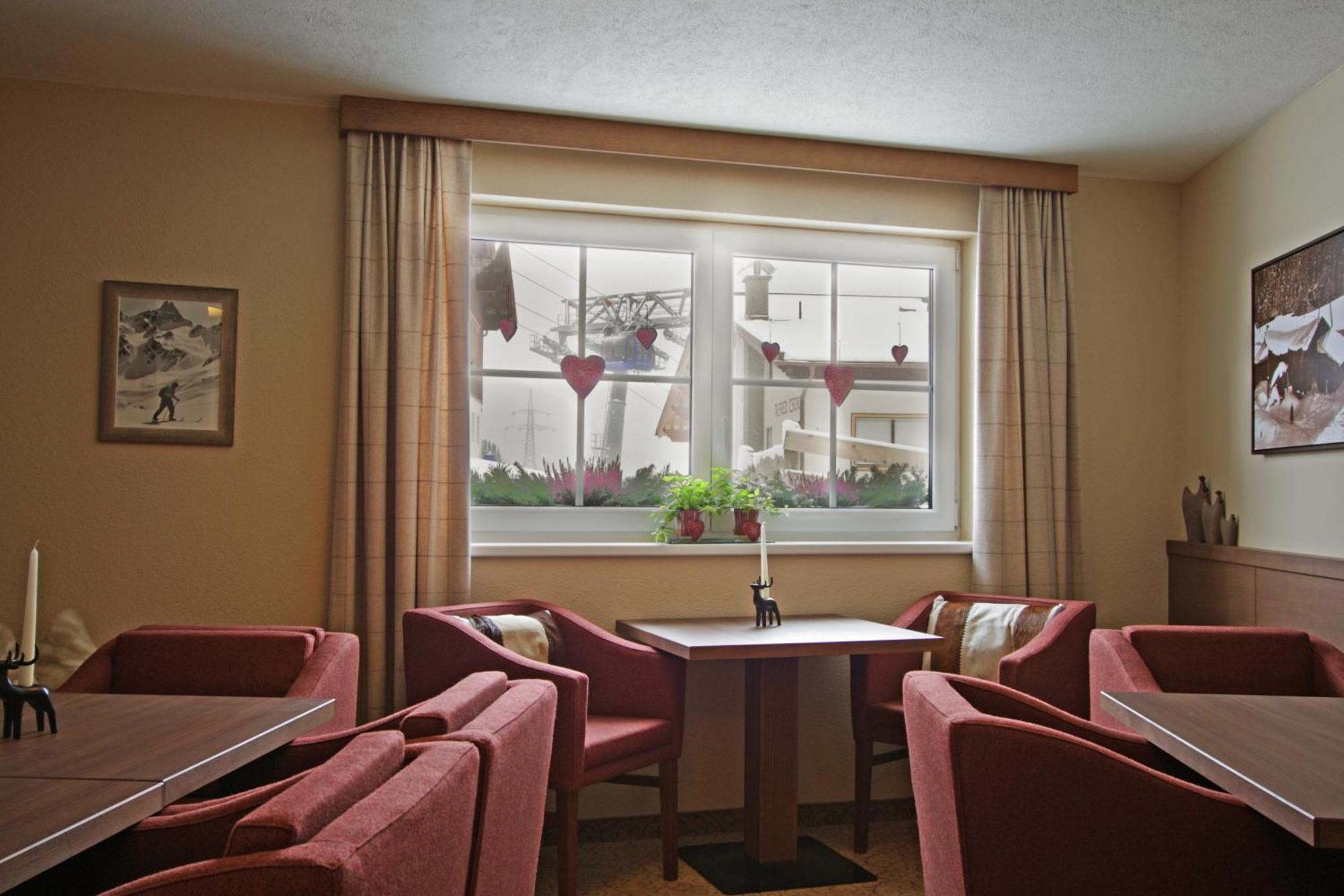Hotel Garni - Restaurant Kaminstube 장크트안톤암아를베르크 외부 사진