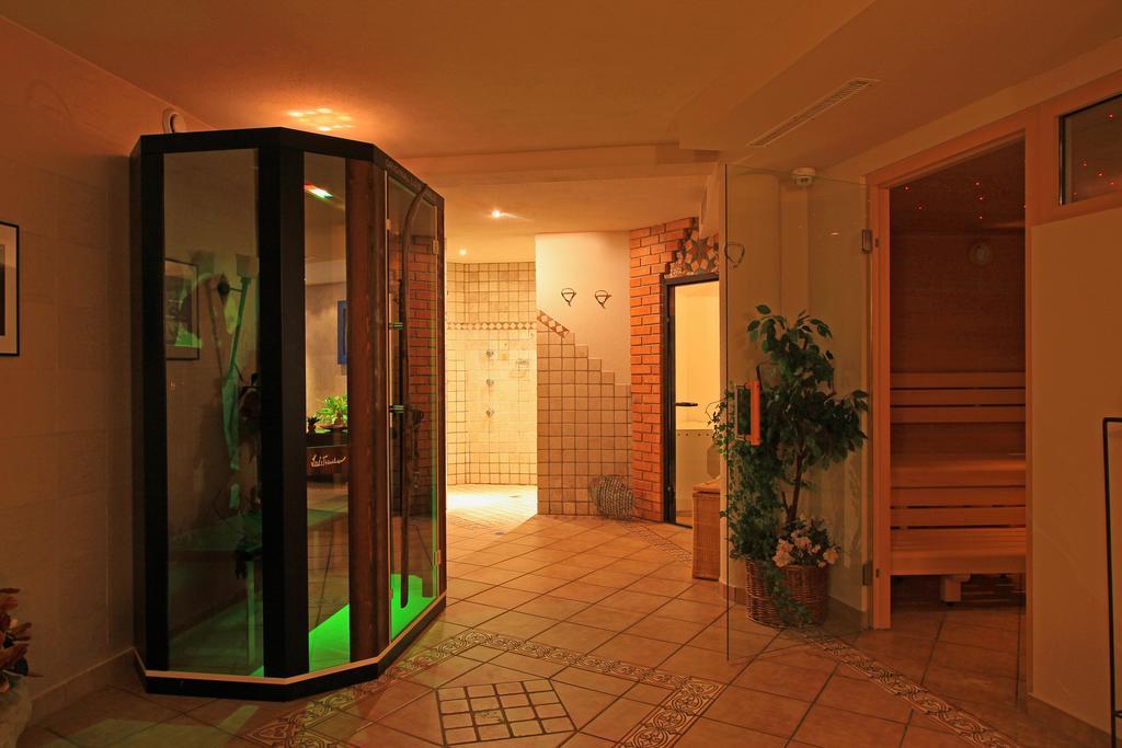 Hotel Garni - Restaurant Kaminstube 장크트안톤암아를베르크 외부 사진