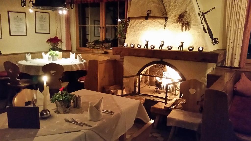 Hotel Garni - Restaurant Kaminstube 장크트안톤암아를베르크 외부 사진