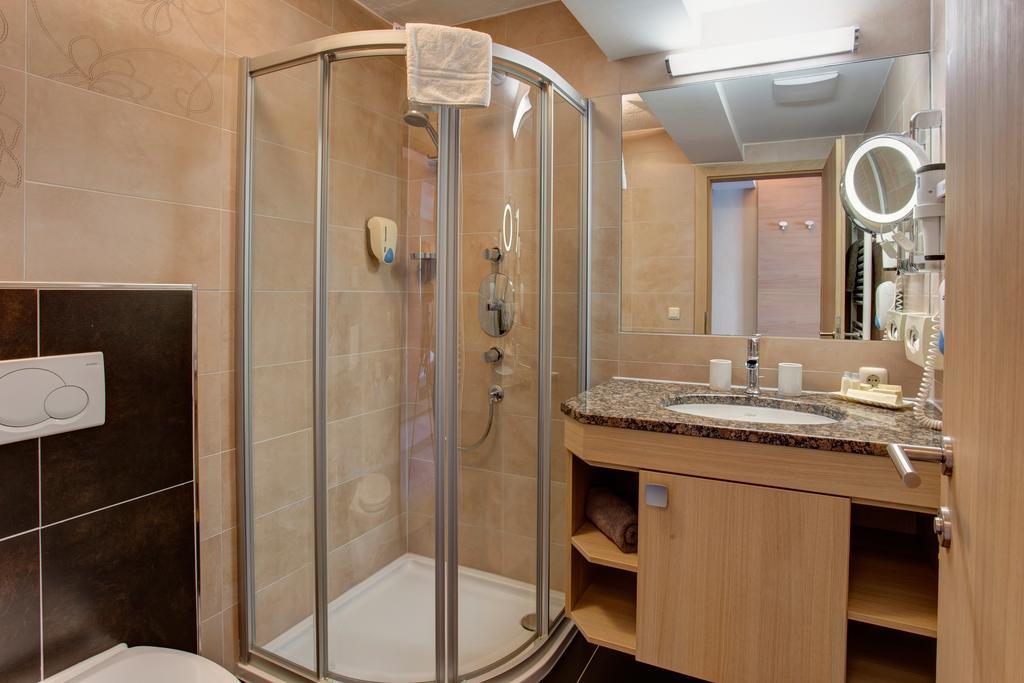 Hotel Garni - Restaurant Kaminstube 장크트안톤암아를베르크 외부 사진