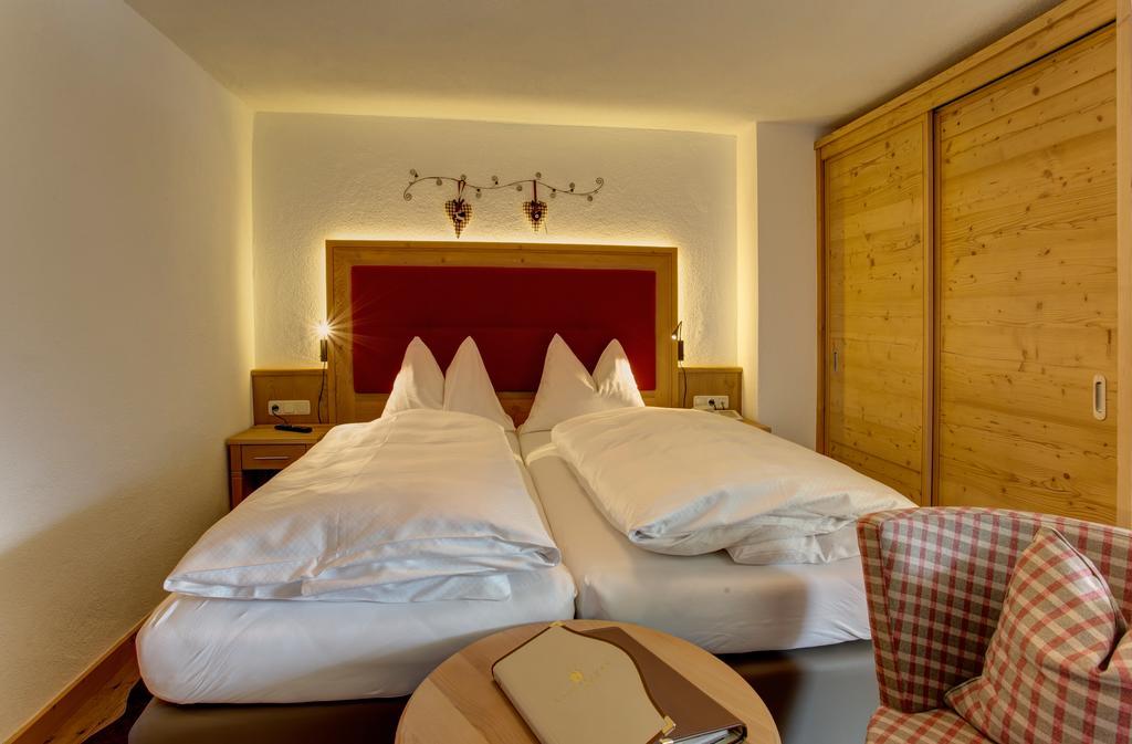 Hotel Garni - Restaurant Kaminstube 장크트안톤암아를베르크 외부 사진