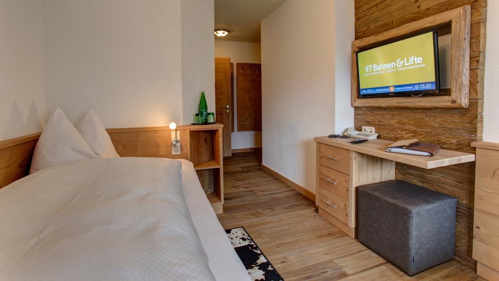 Hotel Garni - Restaurant Kaminstube 장크트안톤암아를베르크 외부 사진
