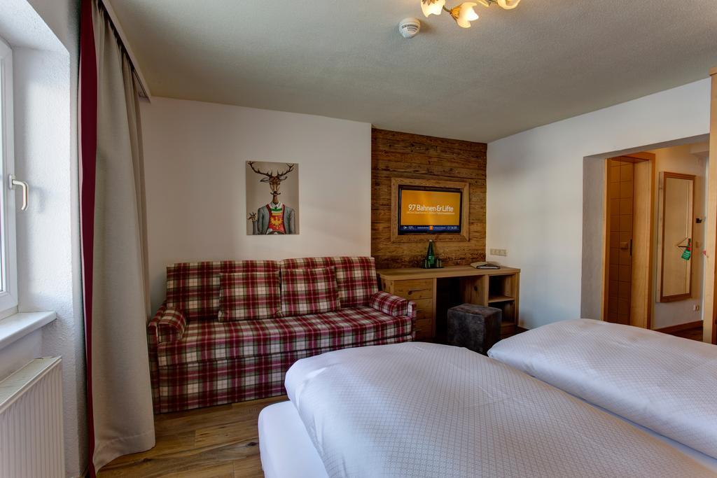 Hotel Garni - Restaurant Kaminstube 장크트안톤암아를베르크 외부 사진